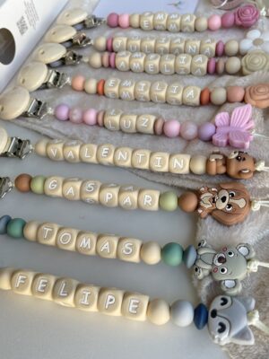 PORTACHUPETE PERSONALIZADO
Letras de silicona de color beige