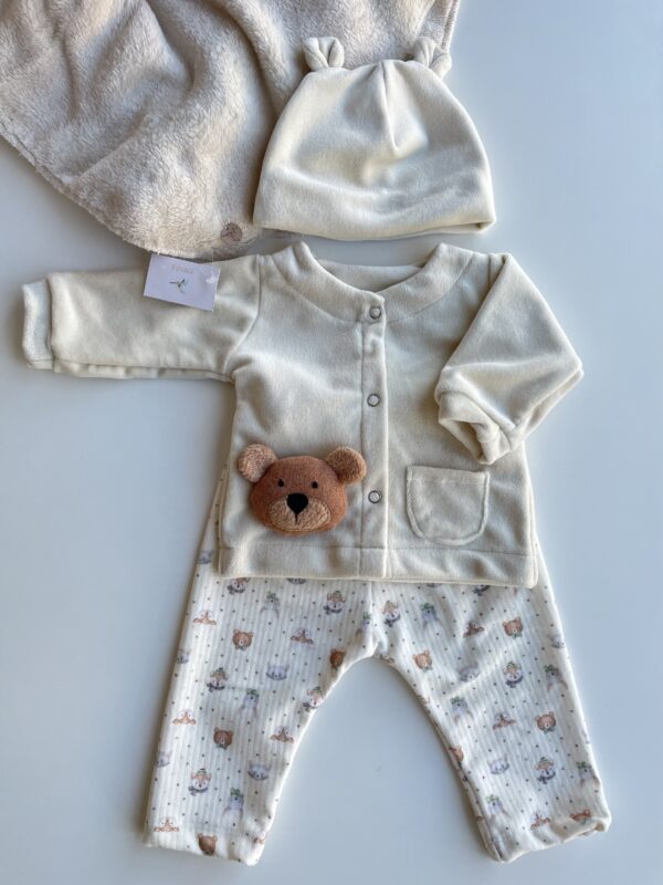 CONJUNTO DE PLUSH PEINADO “VALENTÍN” 
CON APLIQUE: OSO