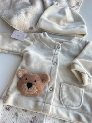 CONJUNTO DE PLUSH PEINADO “VALENTÍN” 
CON APLIQUE: OSO