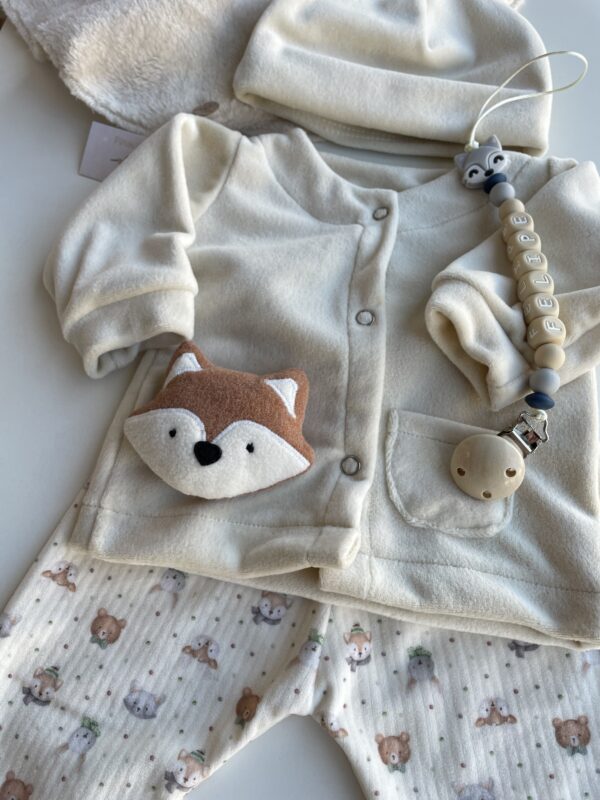 CONJUNTO DE PLUSH PEINADO “FELIPE” 
CON APLIQUE: ZORRITO
