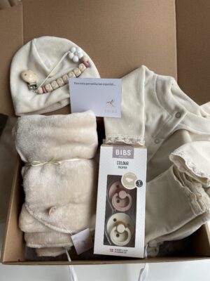 BOX DE NACIMIENTO “JULIANA” 
CON PUNTILLA