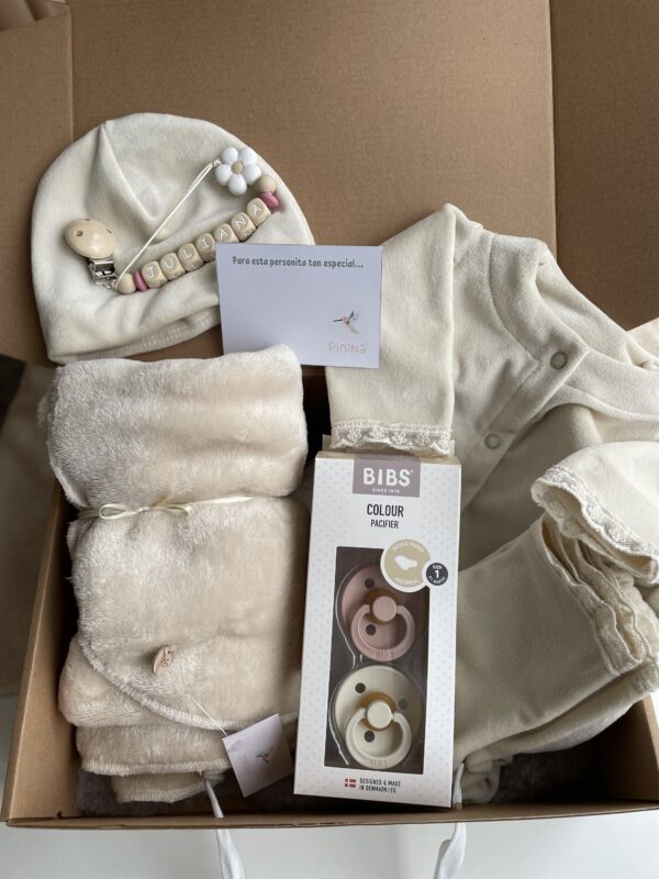 BOX DE NACIMIENTO “JULIANA” 
CON PUNTILLA